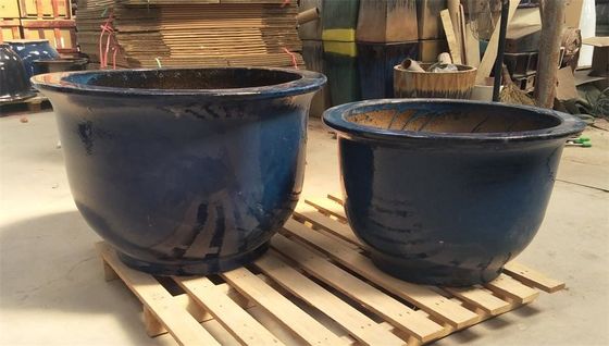 Autour des pots extérieurs en céramique bleus de jardin de 60cmx37cm